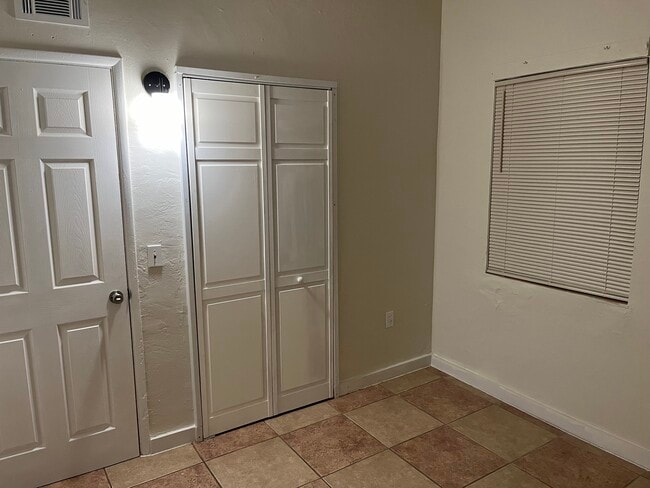 Building Photo - 2103 Golfview Ct