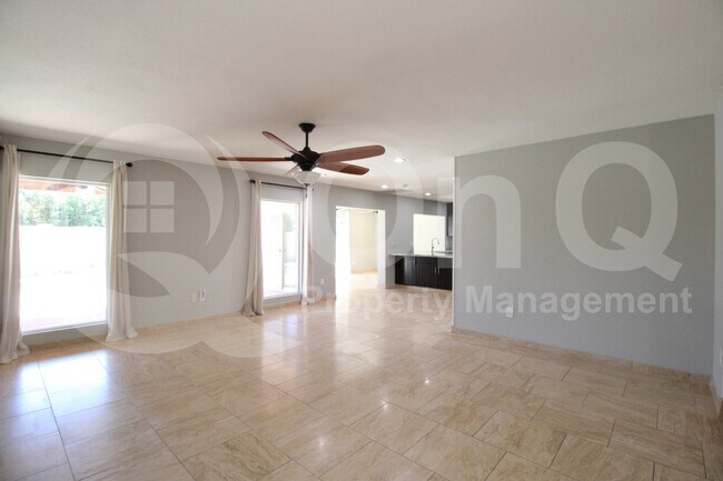 Building Photo - 967 W La Jolla Dr