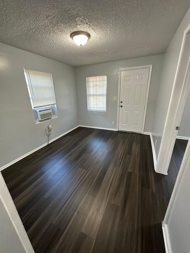 Building Photo - 1528 Mt Herman St