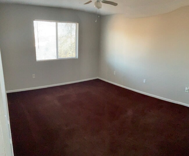 Building Photo - 2 Bedroom 1 Bath Condo with Private Deck in Hunters Chase