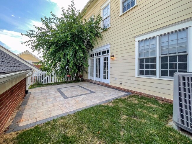 Building Photo - 1615 Old Trail Dr