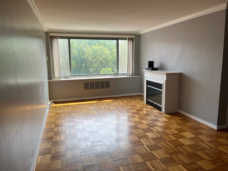 Living Room - Apt 1110 - 4200 Cathedral Ave NW