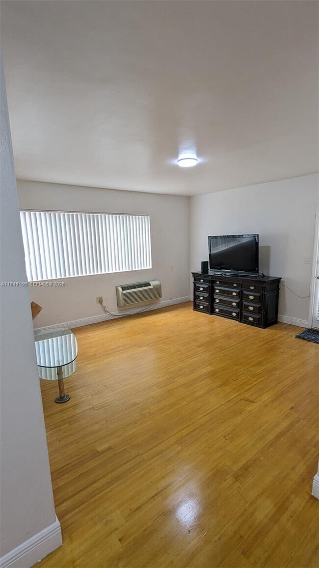 Building Photo - 320 85th St