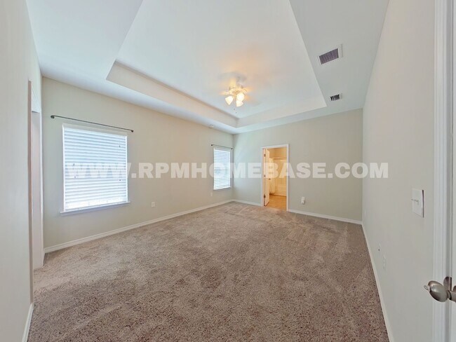 Building Photo - 498 Lakeview St