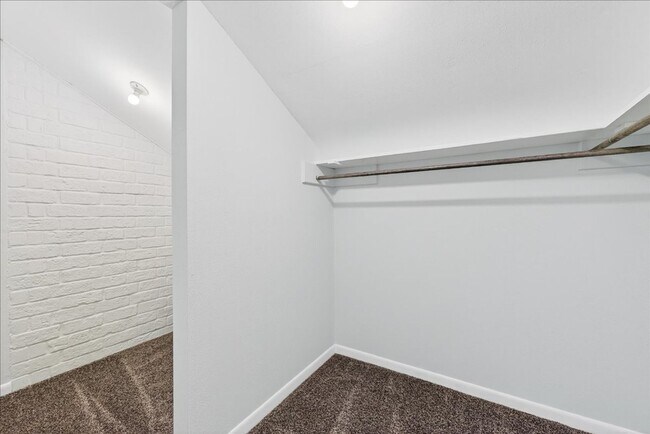 Building Photo - 5025 Romford Dr