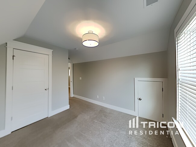 Building Photo - 1236 Hillwood Private Cove