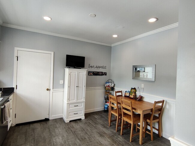 Building Photo - No Brokers Fee, Large Fully Renovated Unit in Oak Sq. Free Laundry, Backyard, Patio, Parking Incl...