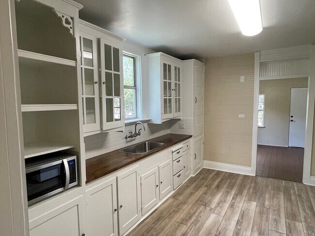 Building Photo - 422 S Orange St