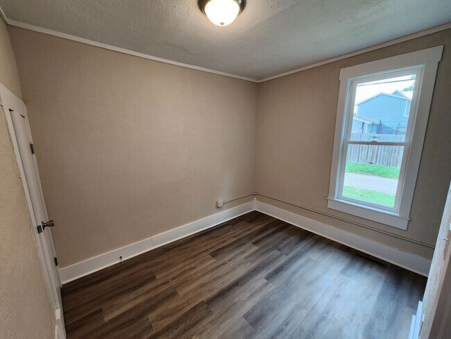 Building Photo - Spacious 3-Bedroom, 1-Bathroom Home AVAILABLE NOW!!