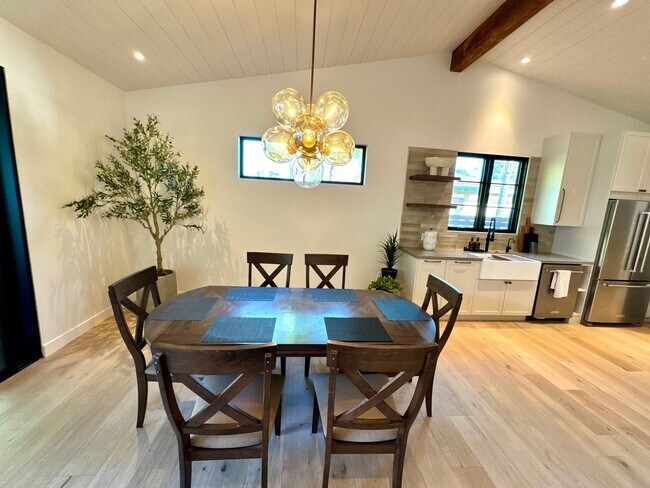 Building Photo - 1910 Raymond Ln