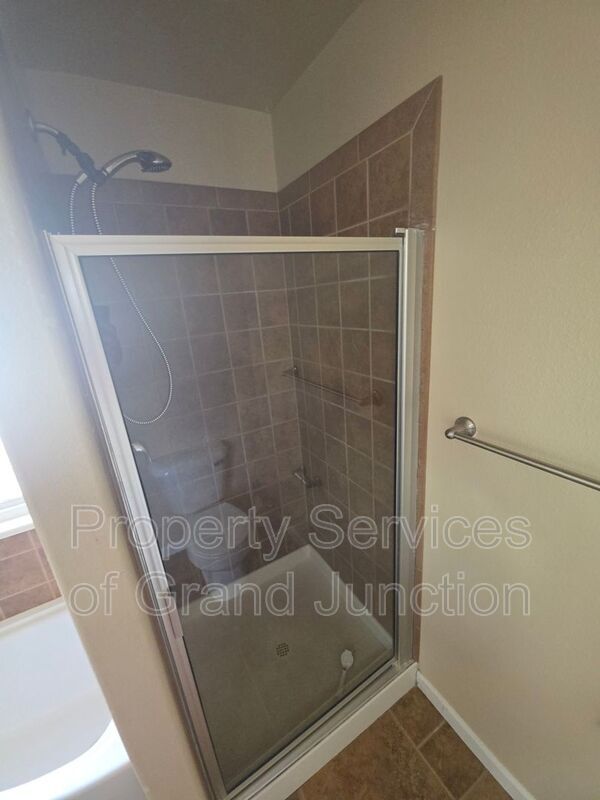 Building Photo - 3018 Oakwood Dr