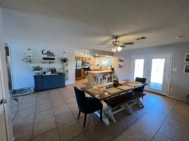 Building Photo - 4 BEDROOM HOME CLOSE TO SCHOOLS!