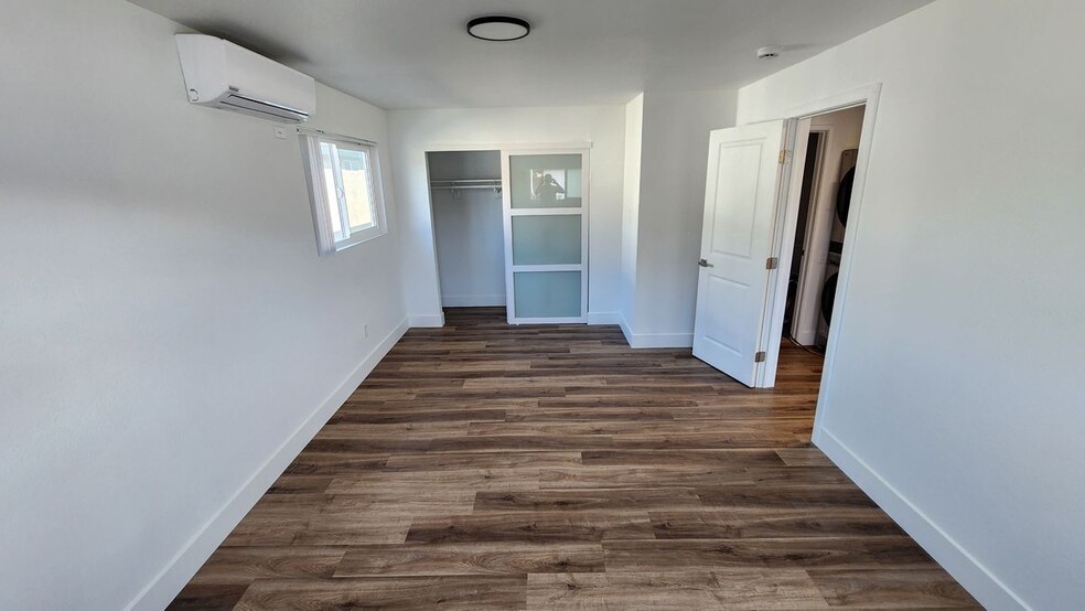 Building Photo - 988 El Camino Dr