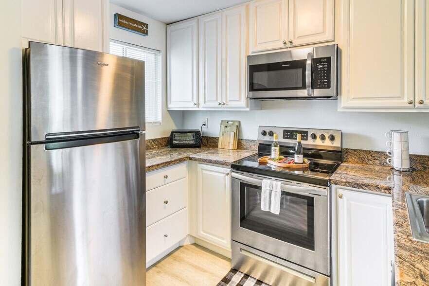 Building Photo - 9860 Leeward Ave