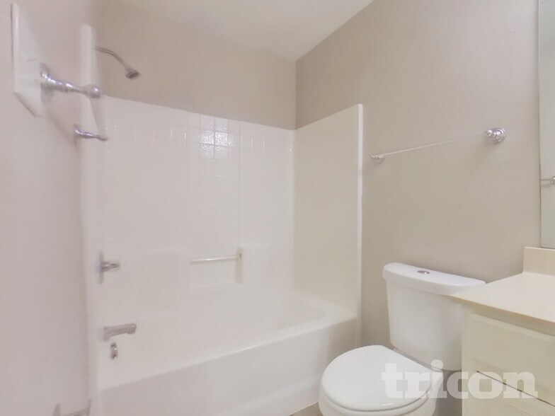 Building Photo - 909 Marist Dr