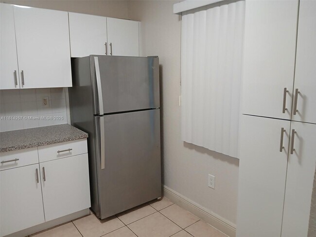 Building Photo - 9460 Fontainebleau Blvd