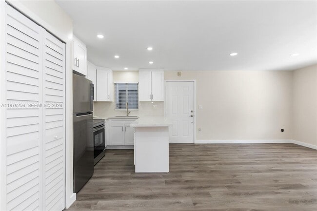 Building Photo - 3101 SW 27th Ave