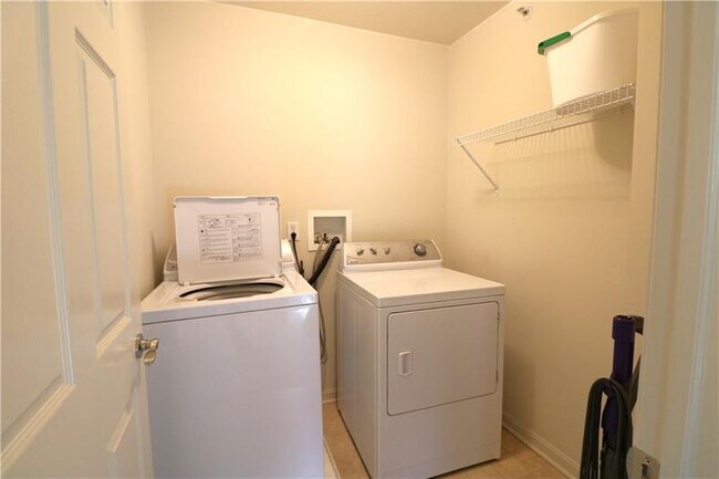 Building Photo - 2014 Trillium Ct