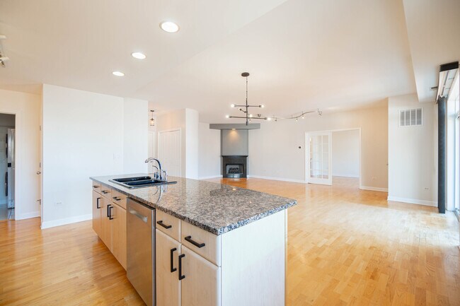 Building Photo - 680 N Green St