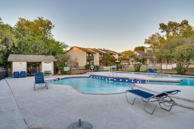 Building Photo - River Crossing ATX - Townhome - 2bd/2.5ba ...