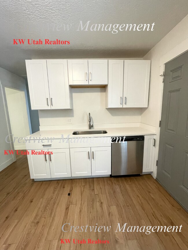 Building Photo - 452 E Lambourne Ave