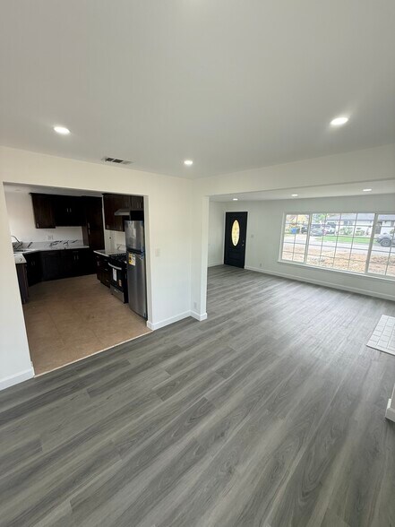 Building Photo - 9136 Clancey Ave