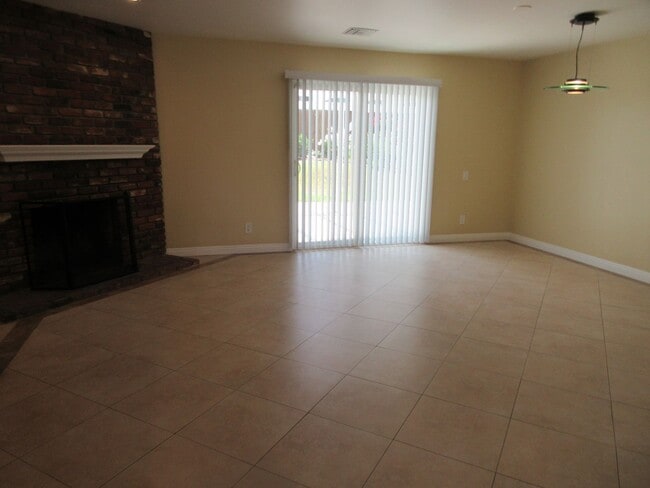 Building Photo - Beautiful Porter Ranch 3 Bedroom home on B...