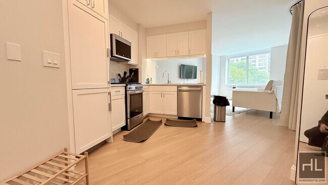 Building Photo - RIVERSIDE BOULEVARD GEM - BELOW MARKET STU...