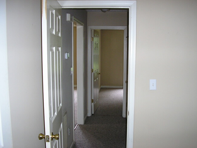Building Photo - 4490 Woodstone Dr