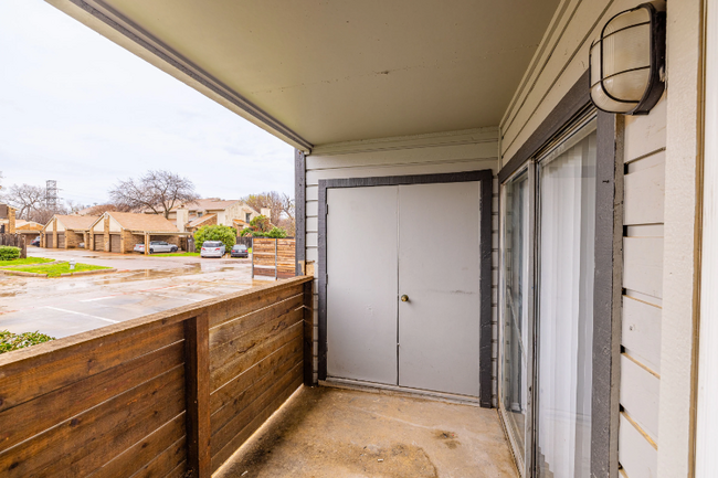 Building Photo - 390 Shady Ln Dr