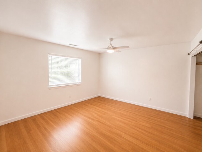 Building Photo - Large 5 Bed 3 Bath Home on East Falls - Popular Street Close to Campus!!!