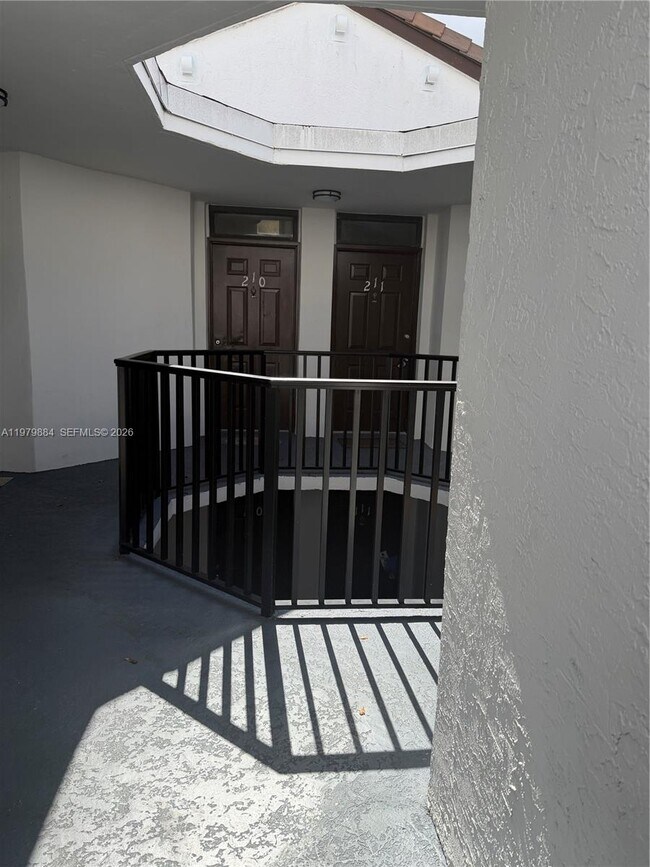 Building Photo - 215 Lake Pointe Dr