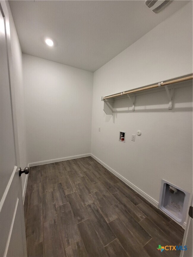 Building Photo - 1233 Fox Wing Wy