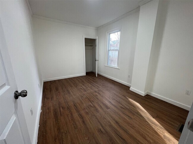 Building Photo - 24 Robinson St