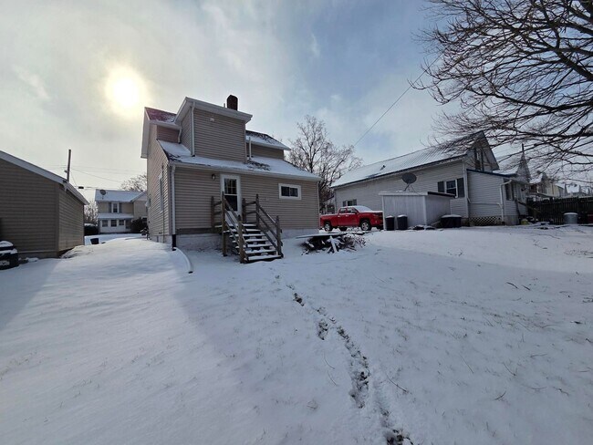 Building Photo - 2 Bedroom Single Family