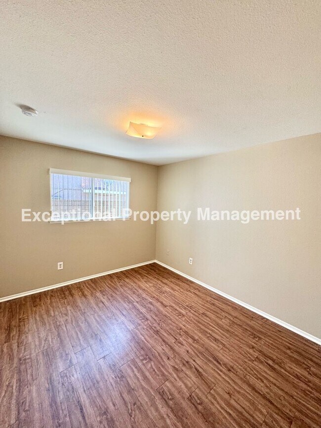 Building Photo - Ready to move in 4 bedroom 2 bath home!