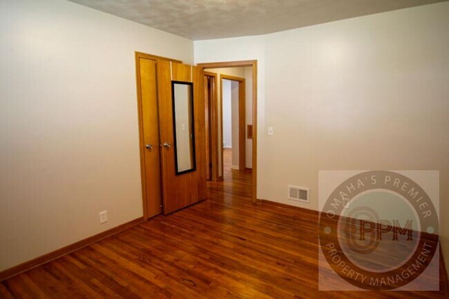 Building Photo - Convenience & Style: Your 3-Bed, 2-Bath Om...