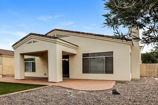 Building Photo - 2102 E Fawn Dr