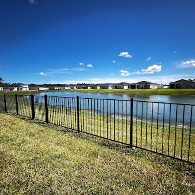 Building Photo - Brand New Pristine 4/3 minutes from River ...