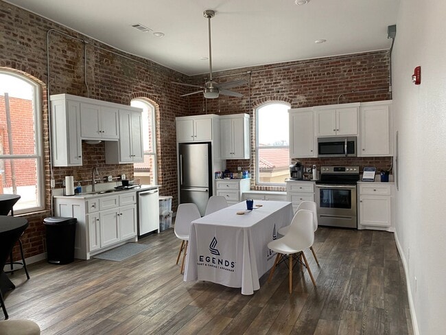 Building Photo - Downtown Loft Apartment