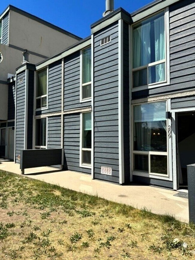 Building Photo - 340 Straight Creek Dr