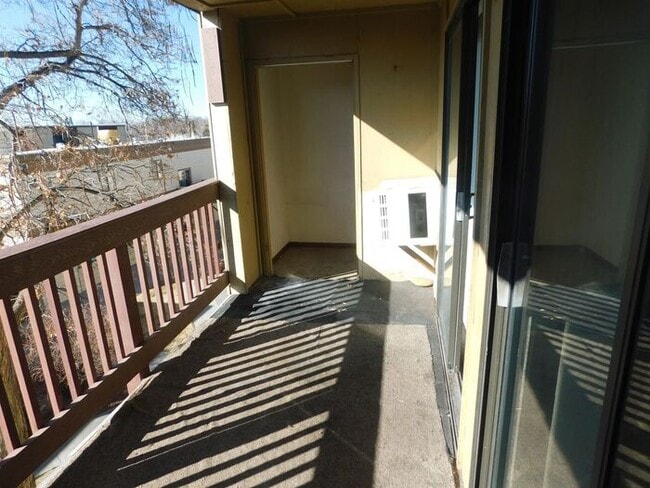 Building Photo - Cozy 2 Bedroom with Private Balcony