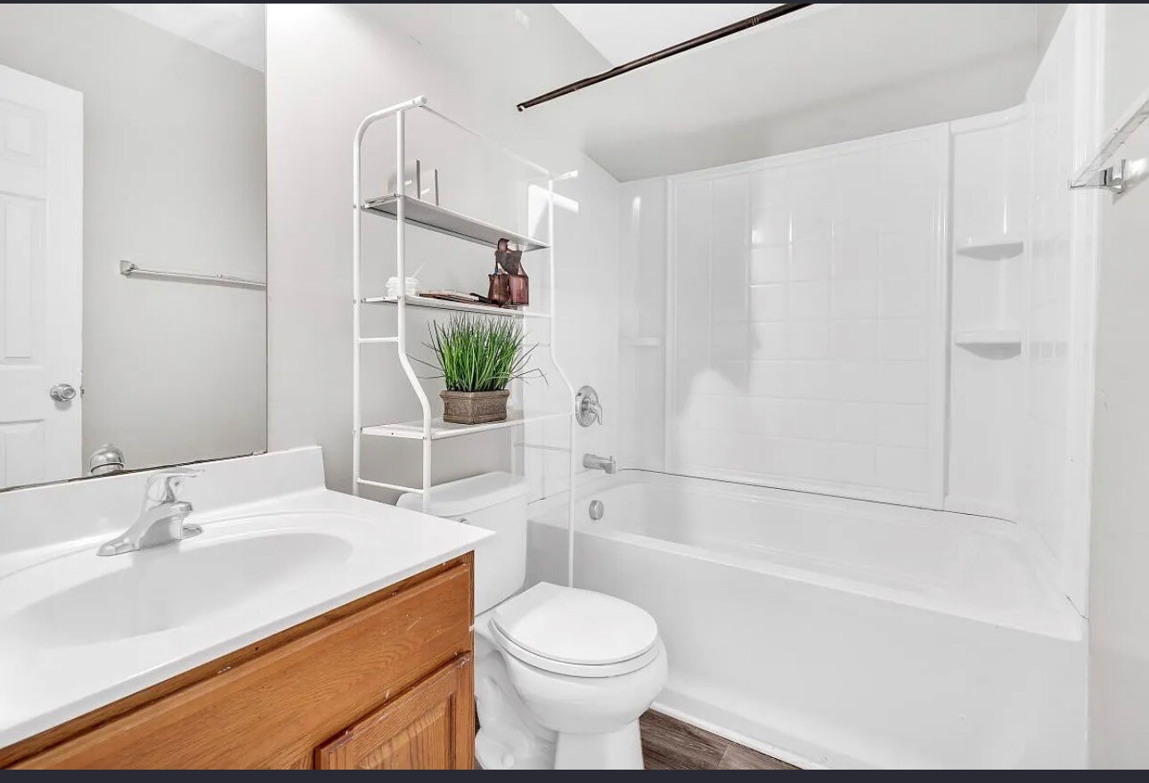 Building Photo - Room in House on Stonewood Pines Dr