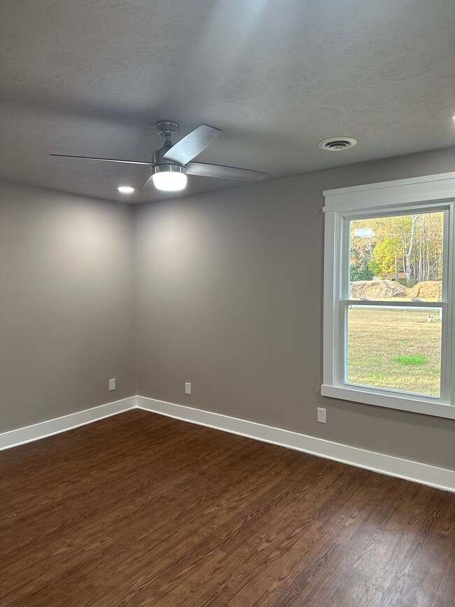 Building Photo - Country Ranch Style Home with attached Gar...