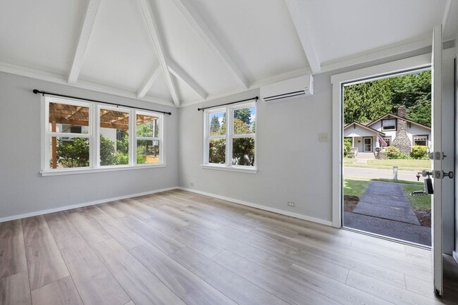 Building Photo - MOVE IN READY! A/C home with 2 bed, 1 bath...