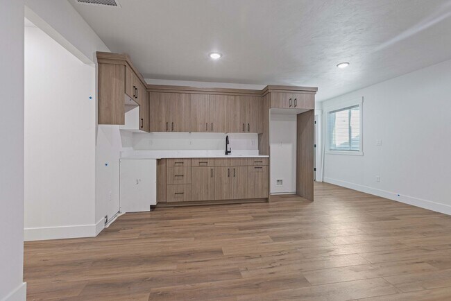 Building Photo - B532AG
