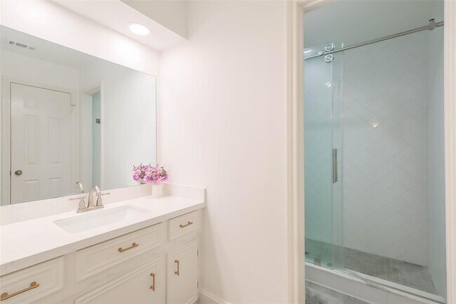 Building Photo - 1319 Hannington Dr