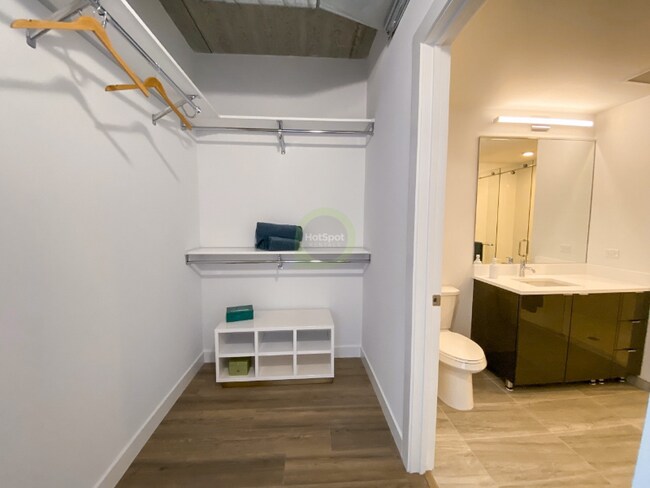 Building Photo - 816 W Sheridan Rd