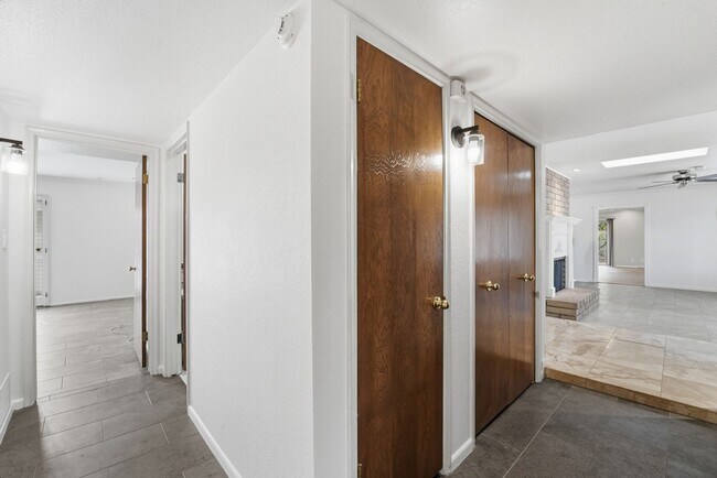 Building Photo - Welcome to this beautiful 5-bedroom, 3-bathroom home in Tempe Arizona!