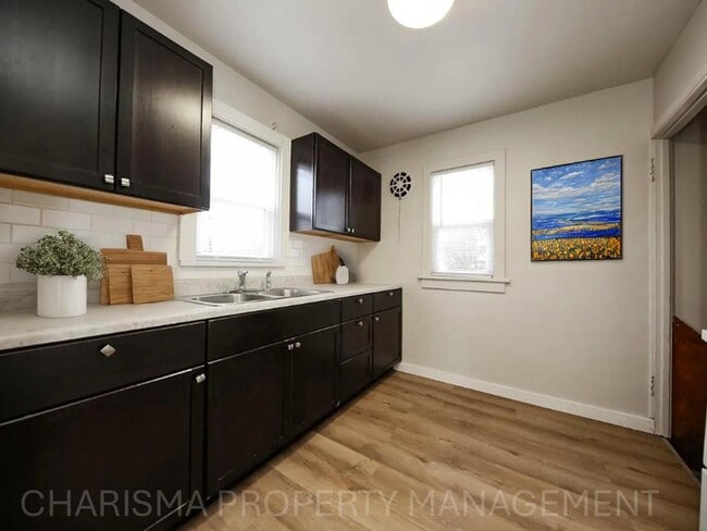 Building Photo - 1330 W 14th St